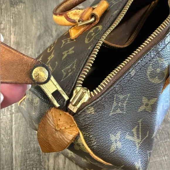 Louis Vuitton Speedy 30 Monogram Purse - Picture 12 of 16